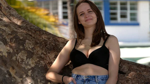 Foto ravvicinata di una bella ragazza sotto le palme in spiaggia — Foto Stock