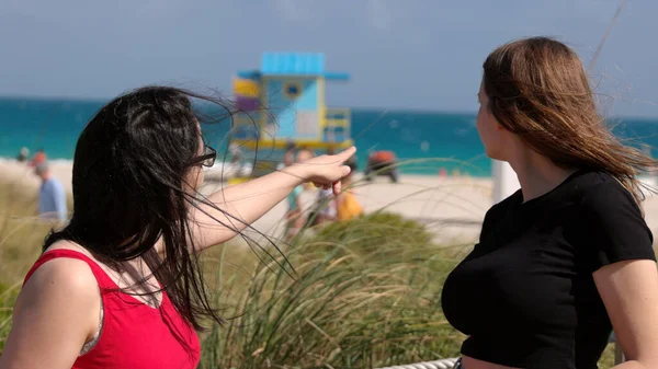 Due ragazze a South Beach di Miami godono le loro vacanze estive — Foto Stock