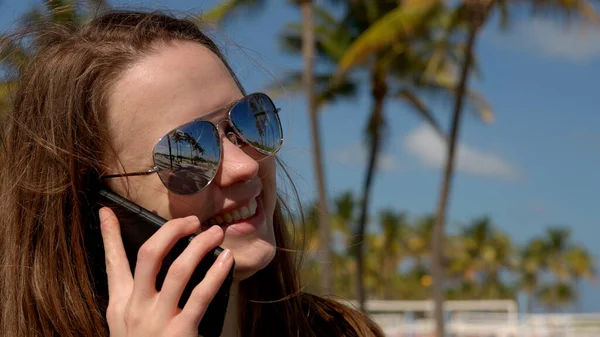 Hezká žena na Miami Beach bere telefon na South Beach — Stock fotografie