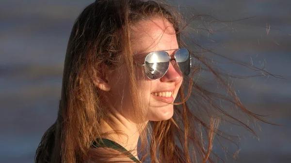 Portraitaufnahme eines glücklichen Mädchens beim Urlaub in Miami — Stockfoto