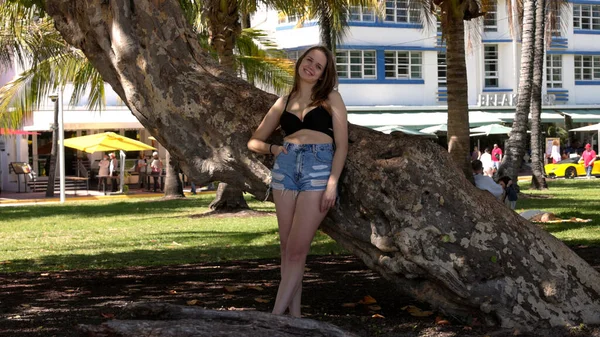 Giovane donna si rilassa al lungomare di Miami Beach in una giornata di sole — Foto Stock