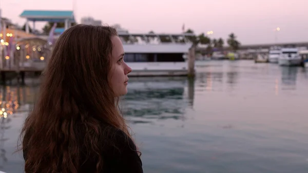 Mirando sobre el puerto deportivo de Bayside por la noche — Foto de Stock