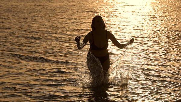 Schöne Frau im Bikini am Sandstrand von Miami bei Sonnenuntergang — Stockfoto