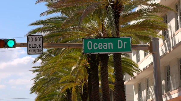 Berühmter Ocean Drive in Miami Beach — Stockfoto