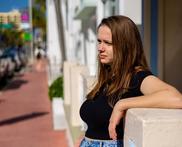 Красивая девушка позирует перед камерой в районе Арт Деко на Саут Бич Майами — стоковое фото