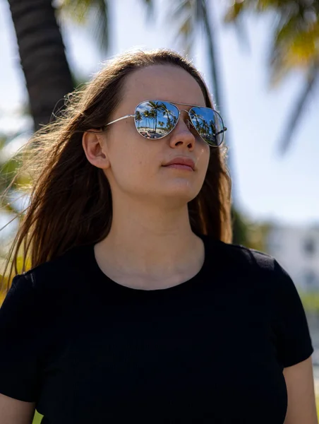 Mooie vrouw onder palmbomen in South Beach — Stockfoto