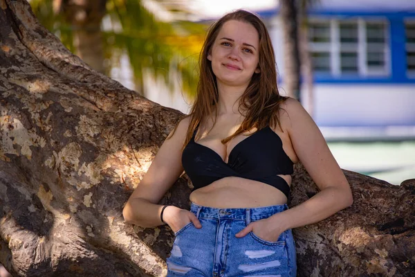 Mulher bonita posando em uma palmeira em Miami Beach — Fotografia de Stock