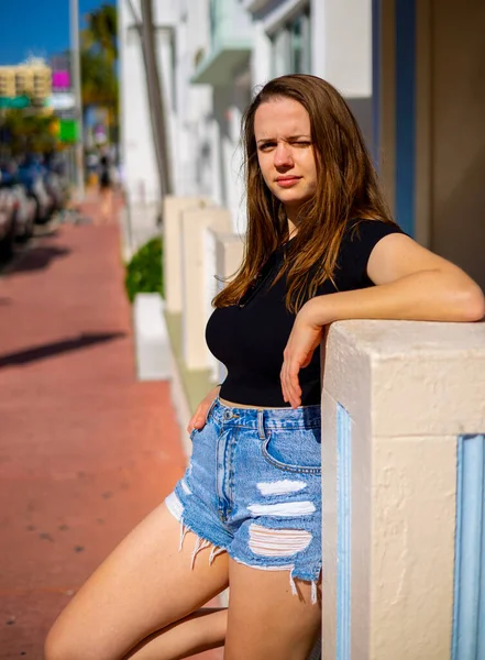 Mujer joven posando para la cámara en el distrito Art Deco de South Beach Miami — Foto de Stock