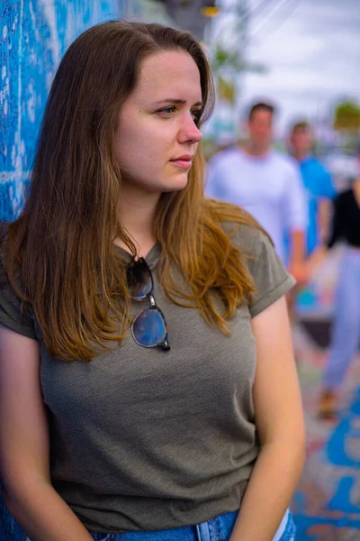 Joven mujer bonita con una mirada reflexiva posa para la cámara en las calles de Miami — Foto de Stock