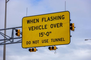 Miami 'de bir köprüde uyarı işareti