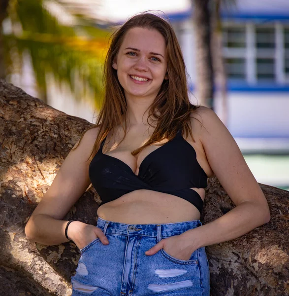 Hermosa joven posando en una palmera en Miami Beach — Foto de Stock