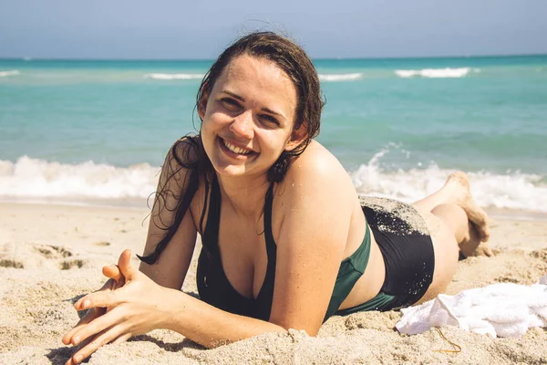 Прелестная девушка в бикини лежит на пляже Майами в солнечный день - South Beach Miami — стоковое фото