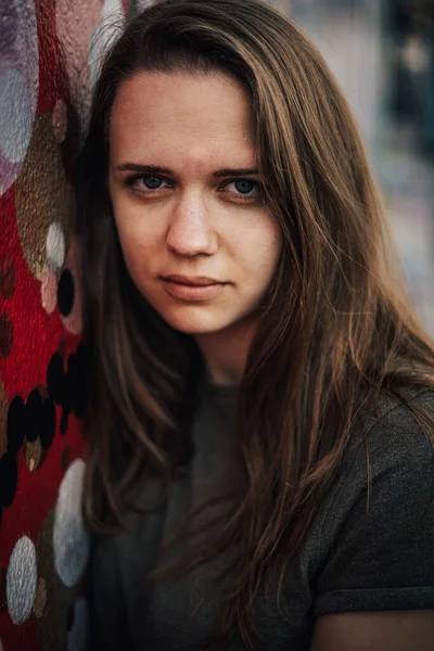 Nahaufnahme einer jungen Frau mit einem schönen Gesicht - Street-Style-Fotografie — Stockfoto