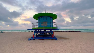 Miami Beach 'teki tipik renkli cankurtaran evleri - MIAMI, Birleşik Devletler - 20 Şubat 2022