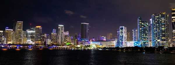 Luchtvaartmaatschappij Miami Downtown by night - MIAMI, FLORIDA - FEBRUARI 14, 2022 — Stockfoto