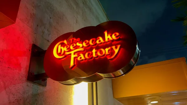 Restaurant Chessecake Factory in Coral Gables Miami - MIAMI, Verenigde Staten - FEBRUARI 20, 2022 — Stockfoto