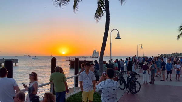 El famoso muelle del atardecer en Key West es un lugar concurrido todas las noches - CLAVE OESTE, ESTADOS UNIDOS - 20 DE FEBRERO DE 2022 — Foto de Stock