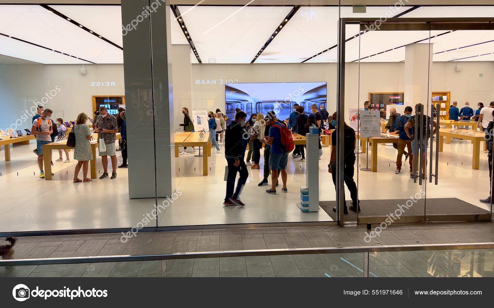 Apple Store in Miami Downtown - MIAMI, UNITED STATES - FEBRUARY 20, 2022 –  Stock Editorial Photo © 4kclips #551971646