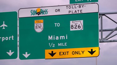 Otoyoldaki Miami Uluslararası Havaalanı ve Orlando 'ya yönelme işaretleri - MIAMI, FLORIDA - 14 Şubat 2022