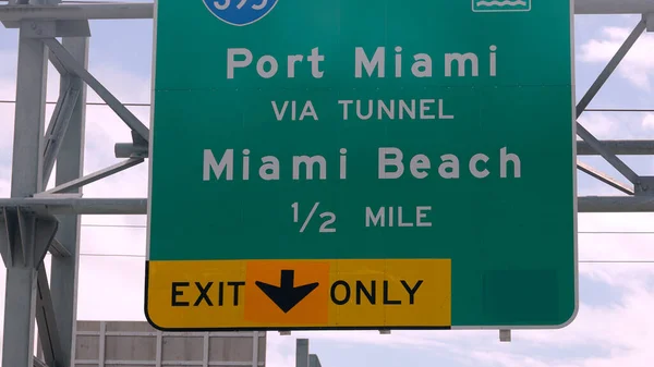 Straßenschild nach Miami Beach - MIAMI, FLORIDA - 14. FEBRUAR 2022 — Stockfoto