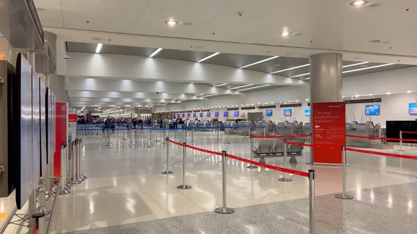 Miami lufthavn Check In area - MIAMI, UNITED STATES - FEBRUARY 20, 2022 – stockfoto