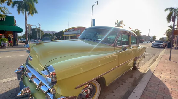 Voitures anciennes à Little Havana Calle Ocho - MIAMI, ÉTATS-UNIS - 20 FÉVRIER 2022 — Photo