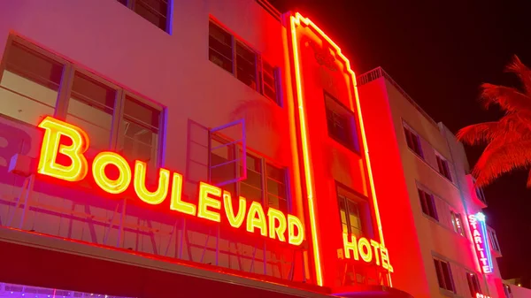 Meest bekende bezienswaardigheid op South Beach - The Boulevard Hotel 's nachts - MIAMI, VERENIGDE STATEN - FEBRUARI 20, 2022 — Stockfoto