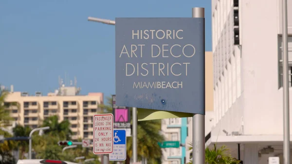 迈阿密海滩Cololins大道的Art Deco区- MIAMI, FLORIDA - 2022年2月14日 — 图库照片