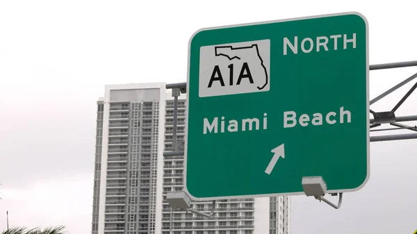Straßenschild nach Miami Beach und A1A - MIAMI, FLORIDA - 14. FEBRUAR 2022 — Stockfoto