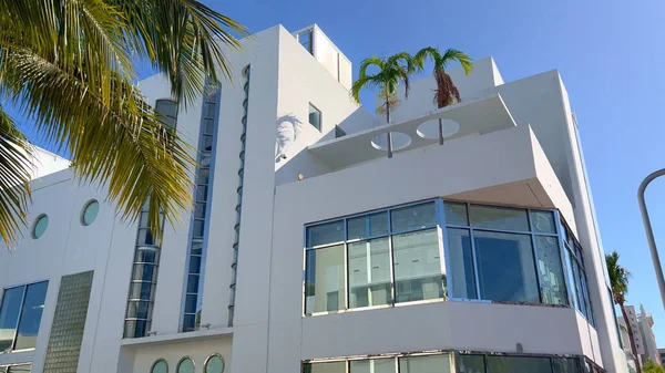 Prachtige architectuur bij Art Deco district Miami Beach - MIAMI, VERENIGDE STATEN - FEBRUARI 20, 2022 — Stockfoto