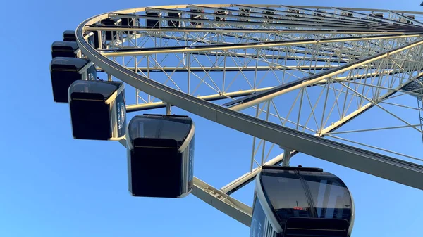Sky views Ferris Wheel at Bayside Marketplace Miami - MIAMI, UNITED STATES - FEBRUARY 20, 2022 — стокове фото