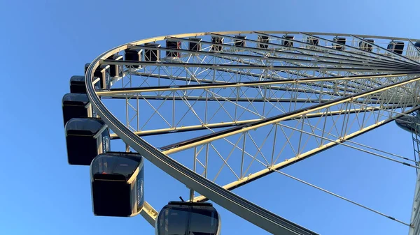 Sky views Ferris Wheel at Bayside Marketplace Miami - MIAMI, UNITED STATES - FEBRUARY 20, 2022 — стокове фото