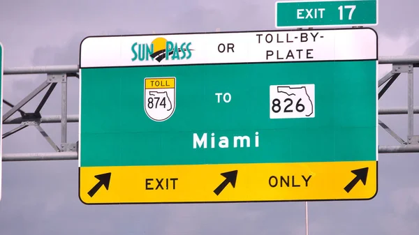 Richtingaanwijzers naar Miami op de snelweg - MIAMI, FLORIDA - FEBRUARI 14, 2022 — Stockfoto