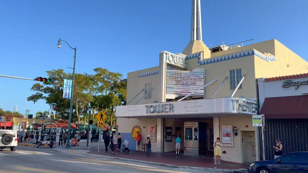 El colorido barrio de Little Havana con la famosa Calle Ocho - MIAMI, ESTADOS UNIDOS - 20 DE FEBRERO DE 2022 —  Fotos de Stock