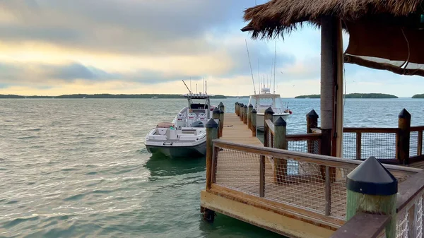 Bayside Marina on Islamorada is a popular place to relax and enjoy the sunset - ISLAMORADA, UNITED STATES - FEBRUARY 20, 2022 — Stock Photo, Image