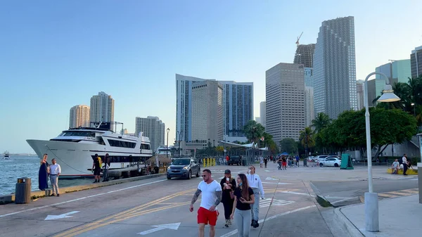 Popularne Bayside Marketplace w centrum Miami - MIAMI, Stany Zjednoczone - LUTY 20, 2022 — Zdjęcie stockowe