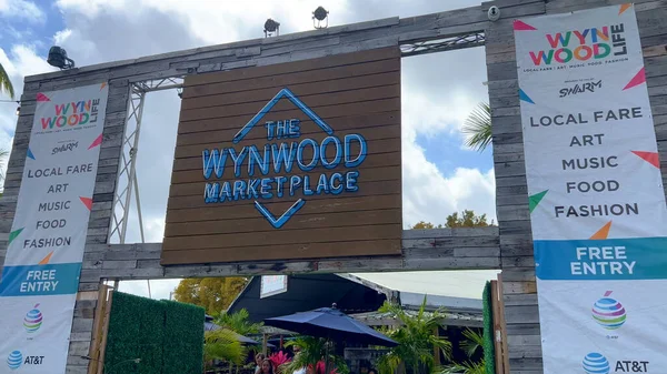 Wynwood Market Place on hyvä paikka rentoutua katsomassa modernia taidetta - MIAMI, YHDISTYNYT VALTIOT - HELMIKUU 20, 2022 — kuvapankkivalokuva