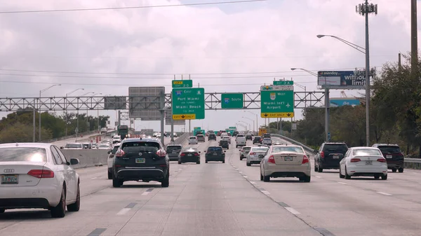 POV Drive do centra Miami - MIAMI, FLORIDA - FEBRUARY 14, 2022 — Stock fotografie