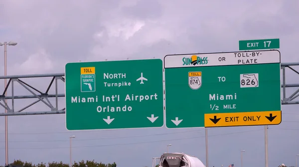 Směr značky na mezinárodní letiště Miami a Orlando na dálnici - MIAMI, FLORIDA - FEBRUARY 14, 2022 — Stock fotografie