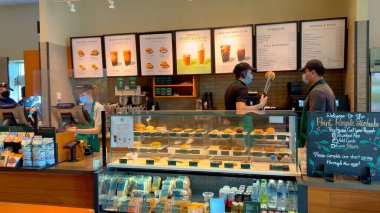 Starbucks Cafe dinlenmek ve kahvaltı etmek için popüler bir yerdir - MIAMI, Birleşik Devletler - 20 Şubat 2022