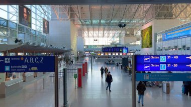 Frankfurt Havaalanı 'ndaki Terminal 2 - FRANKFURT, GERMANY - 13 Şubat 2022