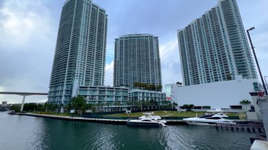Brickell 'deki Miami Nehri' ndeki tekneler - MIAMI, Birleşik Devletler - 20 Şubat 2022