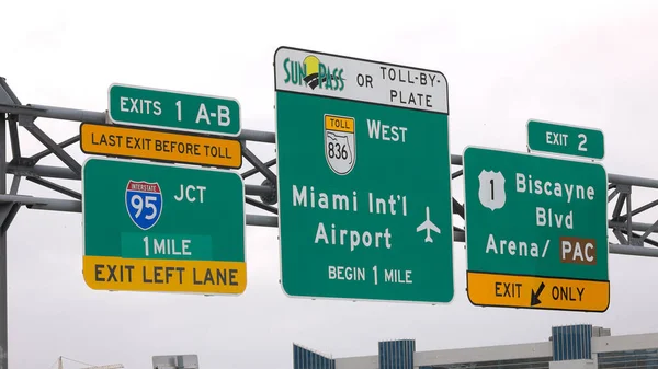 Richtung Miami International Airport und Orlando auf der Autobahn - MIAMI, FLORIDA - 14. FEBRUAR 2022 — Stockfoto