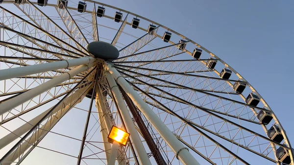 Vista do céu Ferris Wheel at Bayside Marketplace Miami - MIAMI, ESTADOS UNIDOS - FEVEREIRO 20, 2022 — Fotografia de Stock