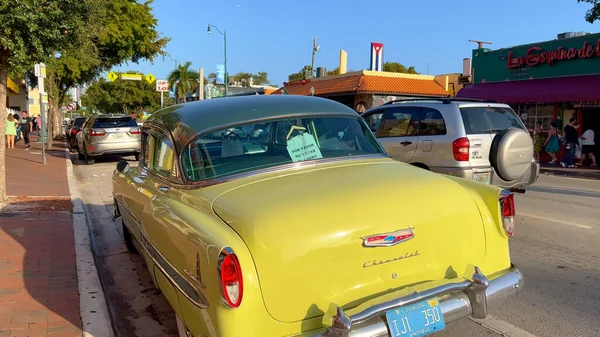 Idősebb autók a Little Havana Calle Ocho-nál - MIAMI, EGYESÜLT ÁLLAMOK - 2022. február 20. — Stock Fotó