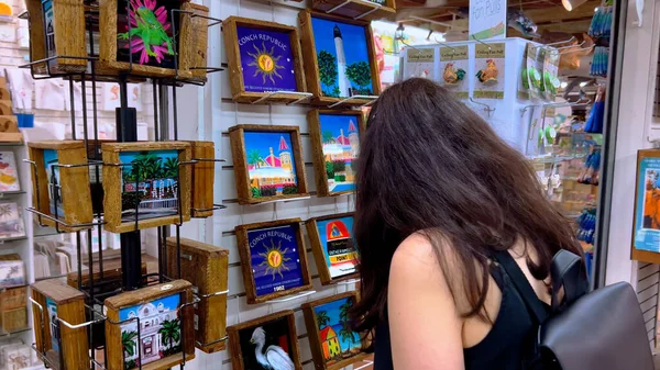 Looking for souvenirs at Mallory Square Key West - KEY WEST, UNITED STATES - FEBRUARY 20, 2022 — Stock Photo, Image