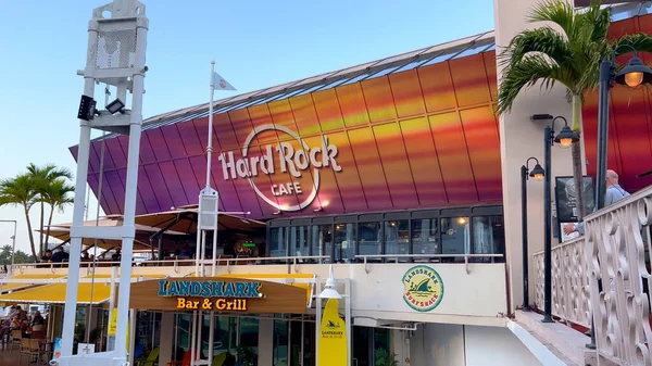 Hard Rock Miami restaurant op Bayside Marketplace - MIAMI, Verenigde Staten - FEBRUARI 20, 2022 — Stockfoto