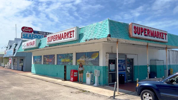 佛罗里达群岛上的老超级市场-美国伊斯拉莫拉达- 2022年2月20日 — 图库照片