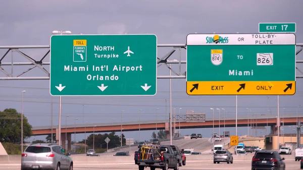 Směr značek Miami Inbternational Airport a Orlando na dálnici - MIAMI, FLORIDA - FEBRUARY 14, 2022 — Stock fotografie