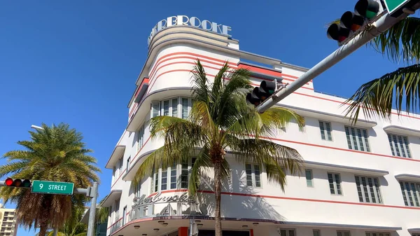 Art Deco Gebouwen op Collins Avenue Miami Beach - MIAMI, Verenigde Staten - FEBRUARI 20, 2022 — Stockfoto